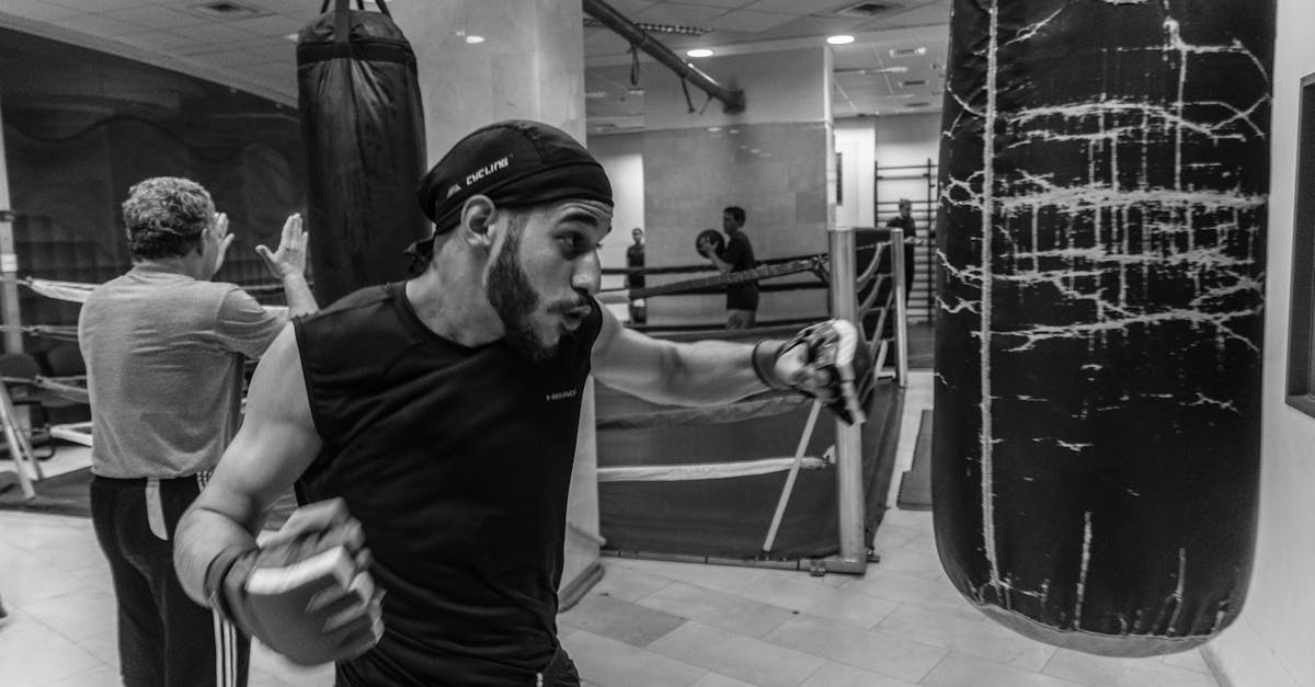 découvrez l'univers du boxing : entraînements intensifs, techniques de combat et bienfaits pour la santé. apprenez à vous défendre tout en d