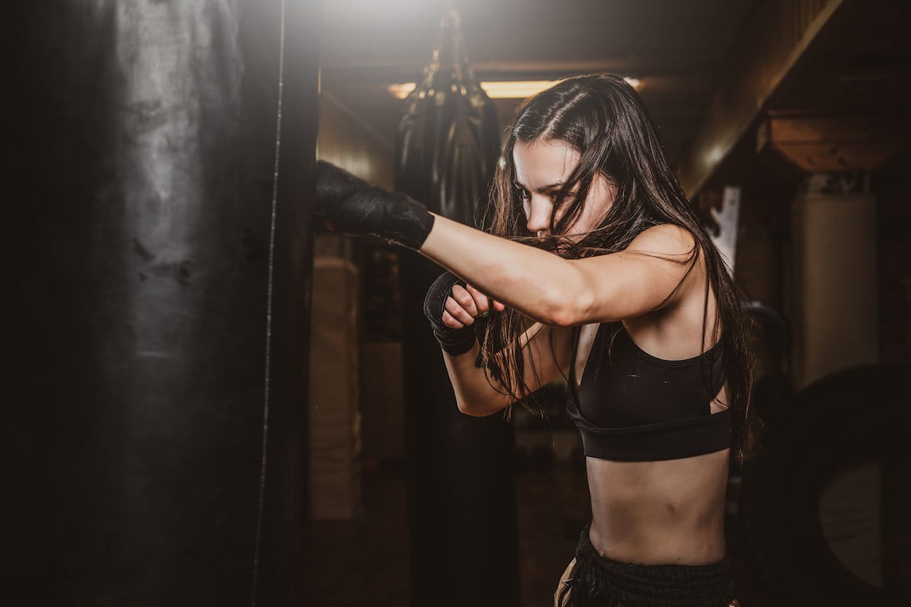 Concentration ultime pour frapper un sac de boxe