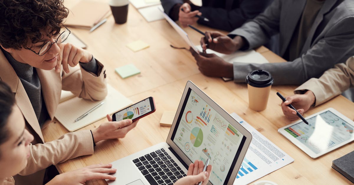 découvrez l'importance de la collaboration dans le monde moderne. apprenez comment travailler ensemble pour atteindre des objectifs communs, favoriser l'innovation et renforcer les relations professionnelles.