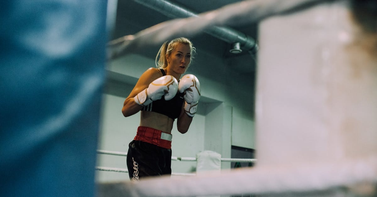 découvrez l'univers du kickboxing, un sport de combat dynamique qui allie puissance, technique et cardio. que vous soyez débutant ou pratiquant confirmé, apprenez les bases, améliorez votre condition physique et libérez votre esprit dans des cours adaptés à tous les niveaux. rejoignez notre communauté et lancez-vous dans cette discipline passionnante !