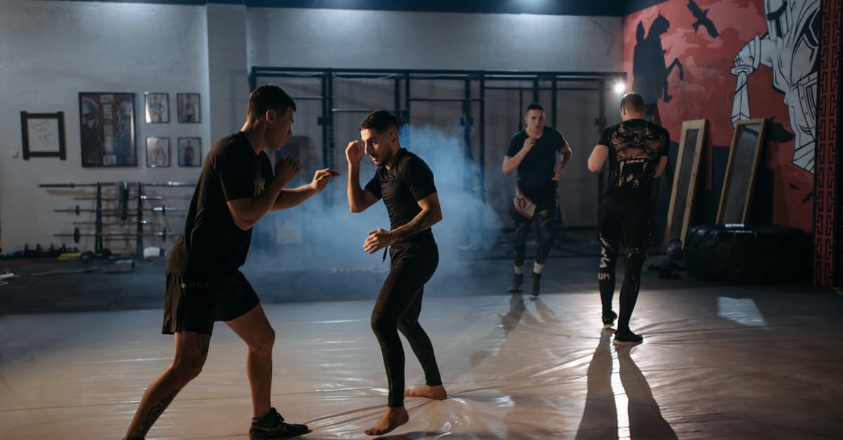 découvrez le muay thai, un art martial thaïlandais fascinant alliant puissance et technique. apprenez les bases, améliorez votre condition physique et développez votre confiance à travers des entraînements adaptés à tous les niveaux. plongez dans l'univers captivant du muay thai et adoptez un style de vie actif et combatif.