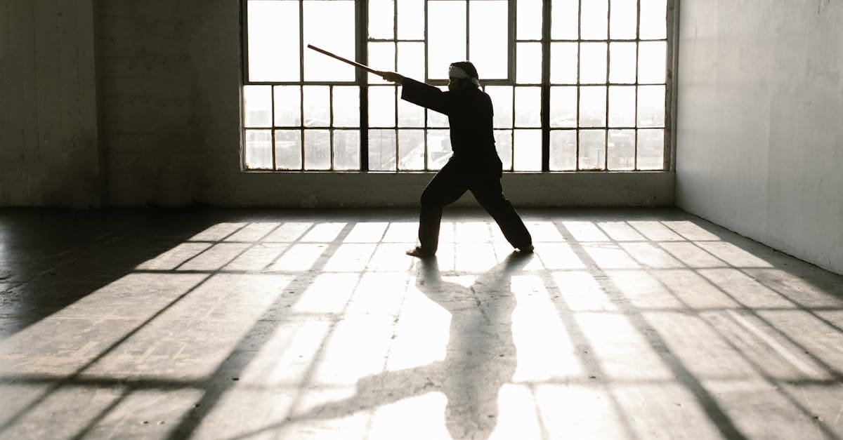 découvrez le muay thai, un art martial thaïlandais alliant technique, puissance et discipline. apprenez ses mouvements emblématiques, ses bienfaits pour la condition physique et plongez dans cet univers fascinant de combat.