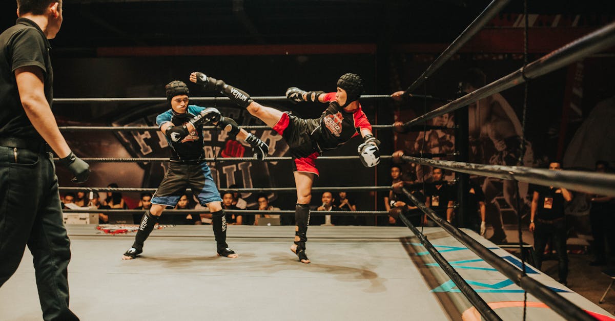 découvrez l'univers dynamique du kickboxing : un sport de combat alliant techniques de frappe et travail cardio. idéal pour se défouler, améliorer sa condition physique et acquérir des compétences en self-défense, le kickboxing est accessible à tous les niveaux. rejoignez-nous pour des cours qui vous mettront au défi tout en vous divertissant !